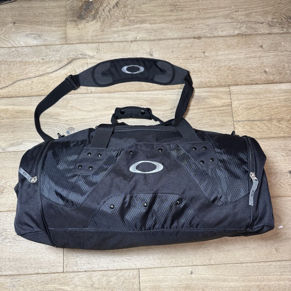 Oakley Black Duffle Bag Vintage Gym Bag in Excellent Condition Model 92345